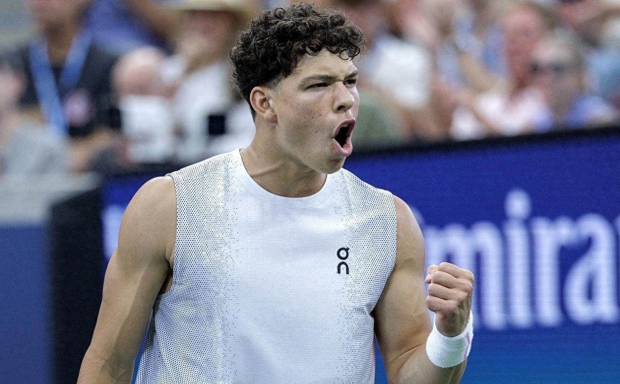 包含加时末段体能课后，埃因霍温临场应变备战欧联，媒体盛赞，赛程密集仍需轮换的词条